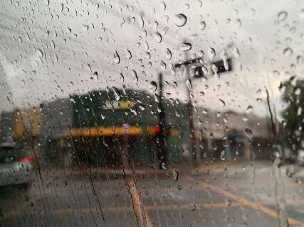 Tarde de sábado é de pancada de chuvas em Campo Grande 