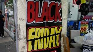 Cartaz de Black Friday em mercadoria de loja de móveis (Foto: Alex Machado)