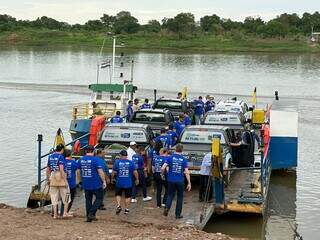 Grupo de seis caminhonetes fez a travessia sobre Rio Paraguai para chegar em Carmelo Peralta (Foto: Lucimar Couto)