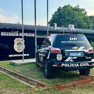 Viatura em frente à Delegacia de Polícia em Guia Lopes da Laguna. (Foto: PCMS)