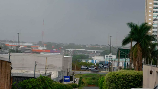 Chuva na região central de Campo Grande (Foto: Alex Machado)