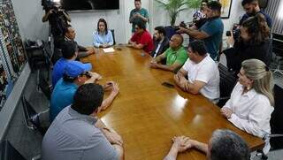 Nove vereadores e dois secretários participaram do momento da assinatura de transmissão de cargo (Foto: Alex Machado)