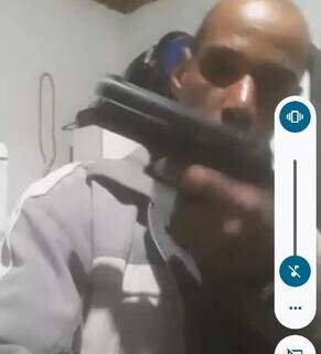 No Facebook, Matheus exibia arma em vídeos gravados para a rede social (Foto/Reprodução)