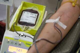Pessoa doando sangue no Hemocentro de Campo Grande (Foto: Henrique Kawaminami) 