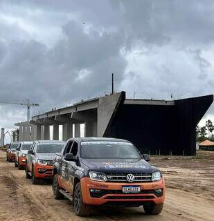 Grupo passa pela construção da ponte (Foto: Paulo Cruz)