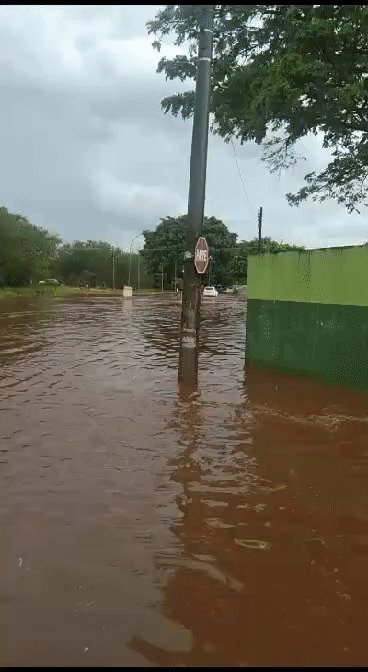 Pancada de chuva transforma cruzamento em "piscinão" 