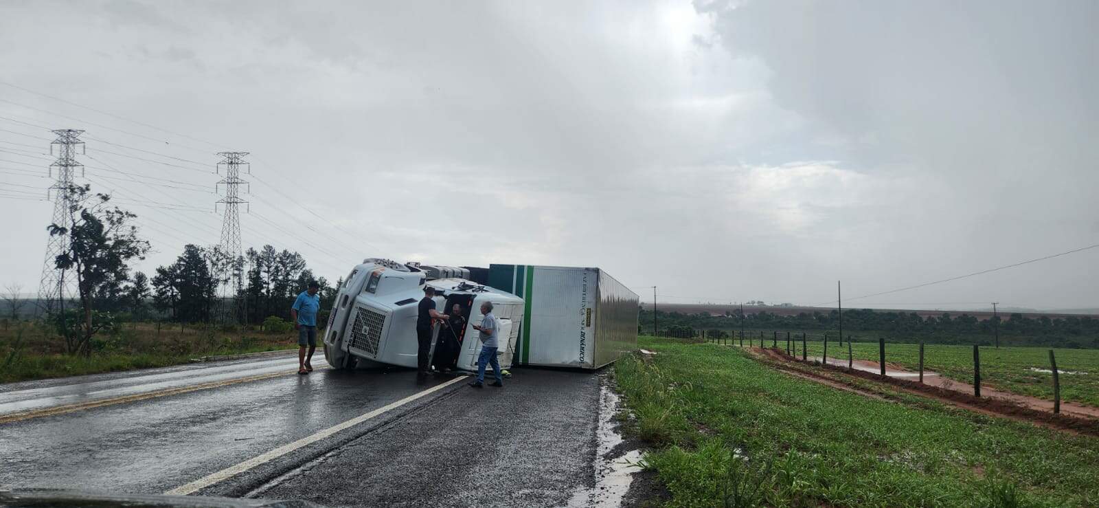 Caminhão tomba na BR-262 após chuva e fortes ventos 