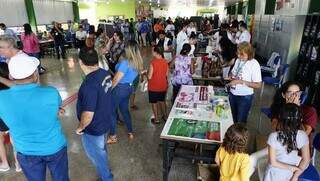 Regulação de documentos e realização de exames na Escola Estadual Manoel Bonifácio (Foto: Alex Machado)