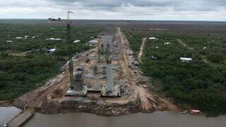 Cada viga tem 30 metros e peso de 30 toneladas que estão sendo assentado sobre os pilares com cabeçais de concretos (Foto: João Garrigó)