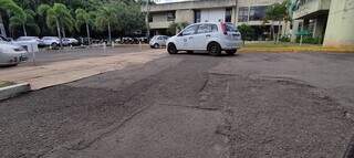 Estacionamento no Parque dos Poderes com serviço de tapa-buracos. (Foto: Reprodução)