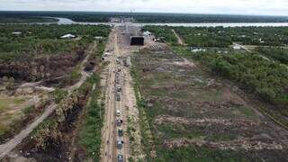 Imagem aérea do comboio da 3ª Expedição da Rila, ao lado da construção da ponte bioceânica que vai unir os oceanos Atlântico e Pacífico (Foto: João Garrigó)