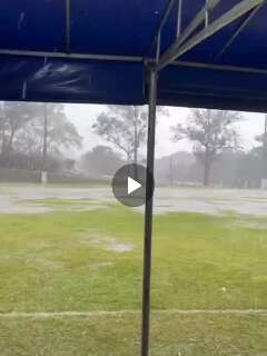 Chuva surpreende ‘peladeiros’ do tradicional futebol de sábado do Rádio Clube 