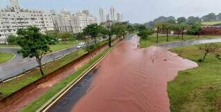 Água invadiu a pista da Avenida Mascarenhas de Moraes (Foto: Juliano Almeida)