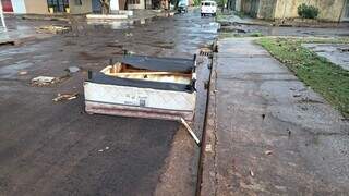 Cama box foi arrastada pela enxurrada na Rua Leônidas de Matos (Foto: Direto das Ruas)
