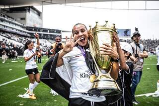 Jogadora do Corinthians comemorando título (Foto: Jhony Inácio/Meu Timão)