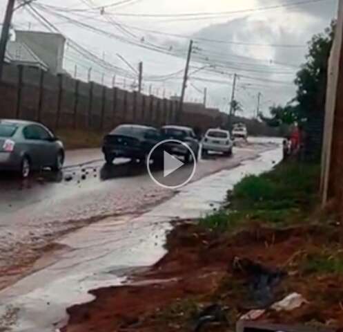 Pedras &ldquo;invadem&rdquo; rua e bloqueia tr&acirc;nsito na Vila Nossa Senhora das Gra&ccedil;as