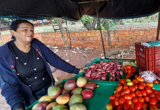 No &quot;bra&ccedil;o&quot;, vendedoras conseguem salvar barraquinha de enxurrada