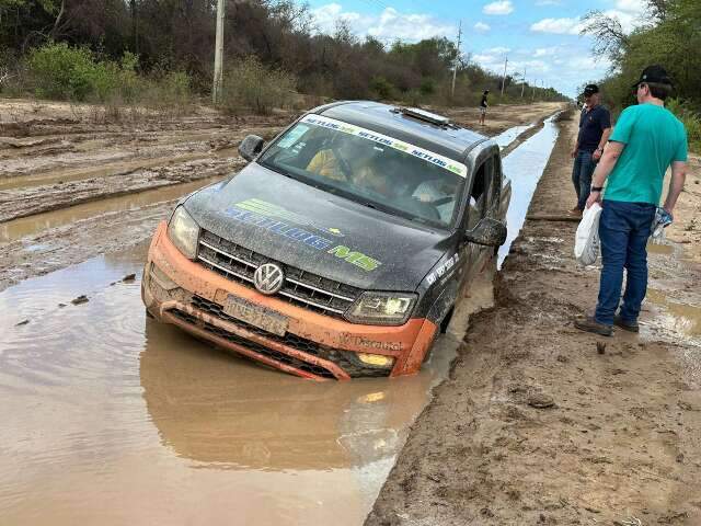 No 3&ordm; dia da expedi&ccedil;&atilde;o da Rota Bioce&acirc;nica, caminhonetes atolam no Paraguai