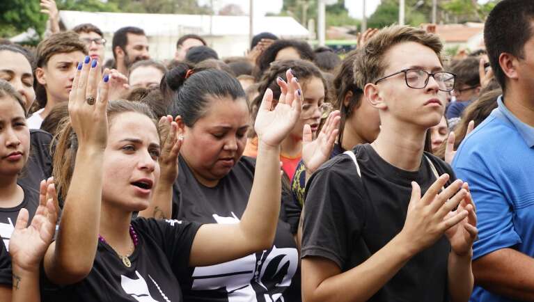Jovens durante show na área externa do ginásio Guanandizão (Foto: Alex Machado)