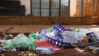 Lixo é encontrado na fachada da casa abandonada na Rua Santa Monica, no bairro Santa Luzia (Foto: Alex Machado)
