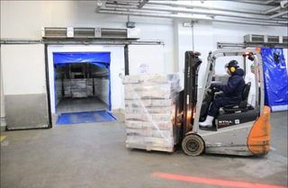 Caminhão frigorífico sendo carregado com produtos para viagem pela Rota Bioceânica (Foto: Divulgação)