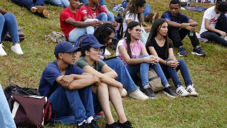 Publico durante show na área externa do ginásio Guanandizão (Foto: Alex Machado)