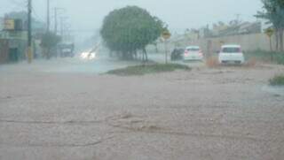 Condutores se arriscam na Rua da Divisão, tomada pela água das chuvas (Foto:Alex Machado)
