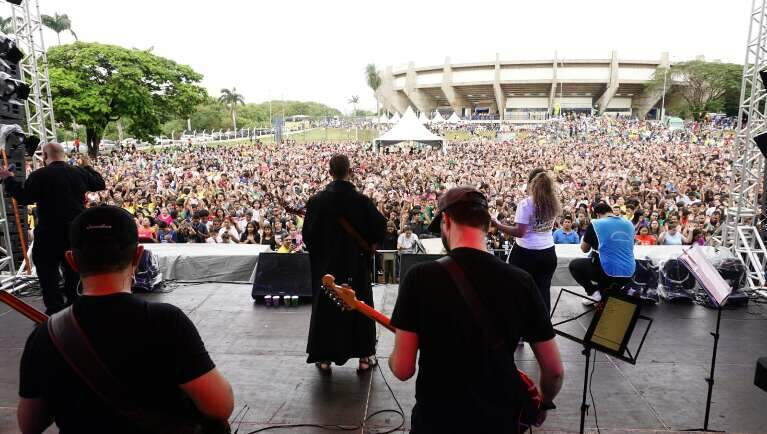 Apresentação do grupo musical Fraternidade São João Paulo II (Foto: Alex Machado)