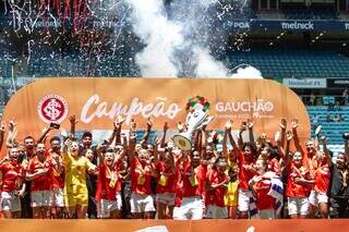 Gurias Colorado comemorando pentacampeonato gaúcho (Foto: Divulgação/SC Internacional)