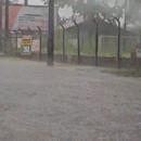 Tempestade alaga Duque de Caxias e obriga motorista parar carro na Afonso Pena
