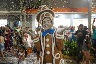 Animadora durante evento natalino do ano passado, na Rua 14 de Julho (Foto: Divulgação)