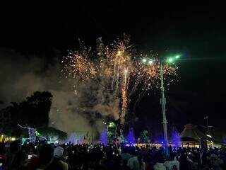 Show de fogos de artifício durante a abertura da celebração neste sábado (Foto: Divulgação | Prefeitura de Dourados)