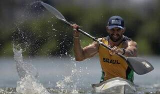 Fernando Rufino remando canoa em lagoa para registro de Jonne Roriz (Foto: Jonne Roriz) 