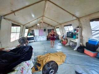Deuzele é uma das moradoras que permaneceram na Favela do Mandela em tendas. (Foto: Aletheya Alves)