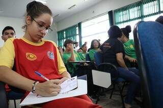 Jovem preenchendo formulário em sala de aula da Rede Estadual de Ensino (Foto: Álvaro Rezende/Secom)