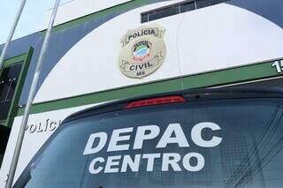 Viatura em frente à Depac Centro onde caso foi registrado pela vítima (Foto: Henrique Kawaminami | Arquivo)