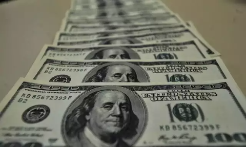 Dólar à vista sobe 0,02% e inicia a semana cotado a R$ 4,89