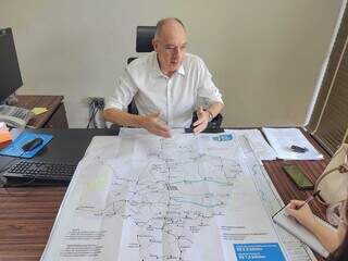 Helio Peluffo, secretário Estadual de Infraestrutura, mostra mapa de estradas (Foto: Marcos Maluf)