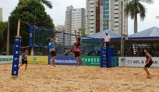 Jogo de vôlei de praia disputado na Praça Belmar Fidalgo em Campo Grande (Foto: Divulgação/FVMS)