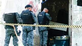 Policiais do Choque na entrada do cômodo onde suspeito foi morto (Foto: Alex Machado)