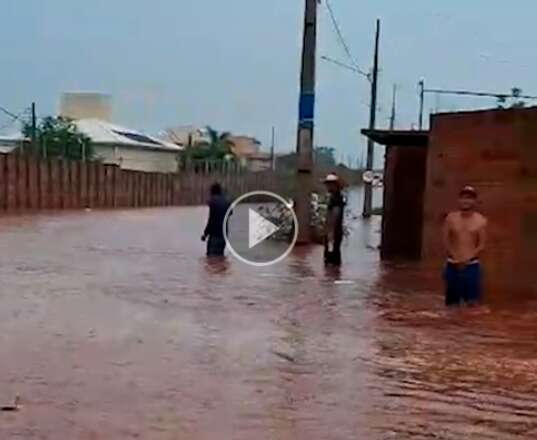 Com bocas de lobo entupidas, moradores amargam preju&iacute;zo toda vez que chove