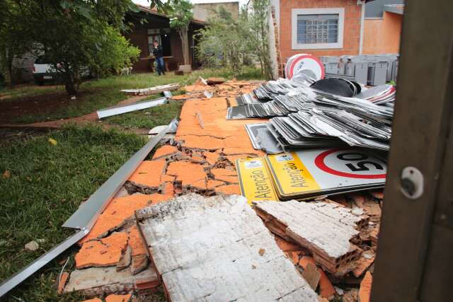 Muro de casa cai e assusta moradora: &ldquo;achei que fosse um bombardeio&rdquo;