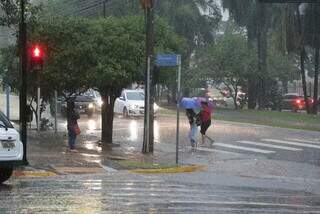 Pessoas fugindo da chuva no Centro de Campo Grande (Foto: Campo Grande News/ Arquivo)