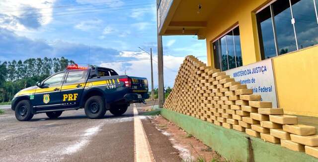 PRF apreende 465 quilos de coca&iacute;na escondida em fundo falso de caminh&atilde;o-ba&uacute;