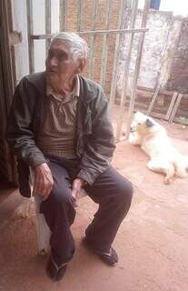 O aposentado Ilário Otero, de 89 anos, saiu para caminhar com seu animal de estimação (Foto: Arquivo Pessoal)
