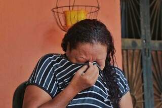 Cleomar chora a morte do irmão, em agosto deste ano (Foto: Paulo Francis)
