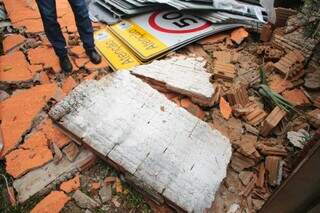 Muro caiu na noite deste domingo, no bairro Cachara Cachoeira (Foto: Paulo Francis)