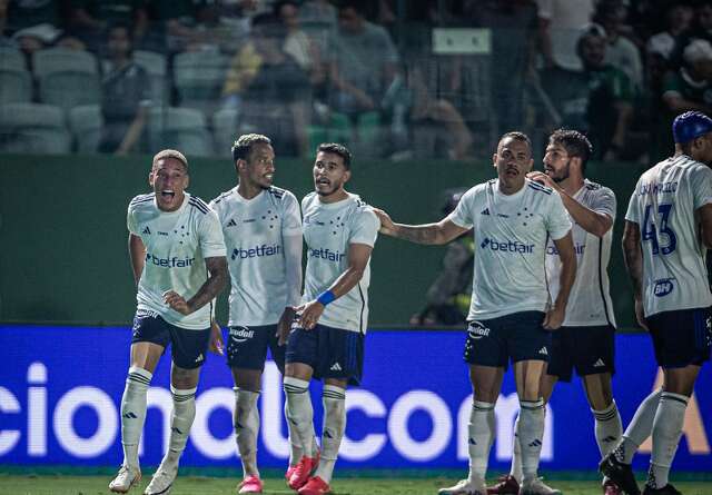 Cruzeiro marca no fim, vence na casa do Goi&aacute;s e deixa o Z4 do Brasileir&atilde;o