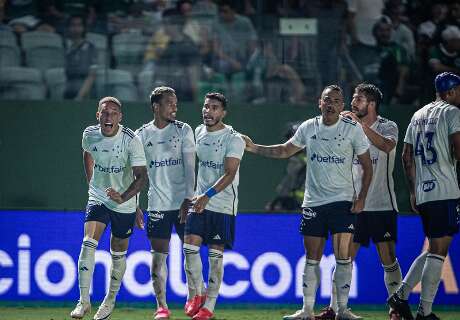 Cruzeiro marca no fim, vence na casa do Goiás e deixa o Z4 do Brasileirão