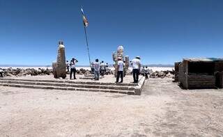 Grupo de desbravadores em monumento turístico na Cordilheira dos Andes (Foto: Paulo Cruz)